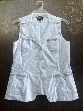 bebe White Sleeveless Button Vest with Notch Lapel